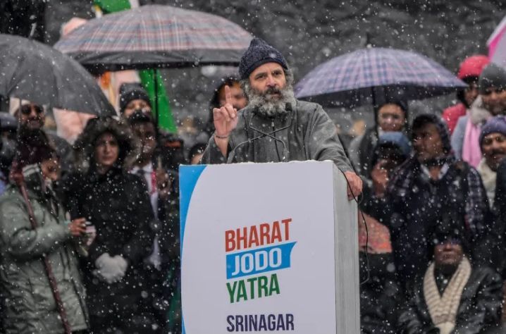 Pemimpin Partai Kongres oposisi India Rahul Gandhi berbicara pada rapat umum saat salju turun di Srinagar, di Kashmir yang dikelola India (Mukhtar Khan / AP Photo)