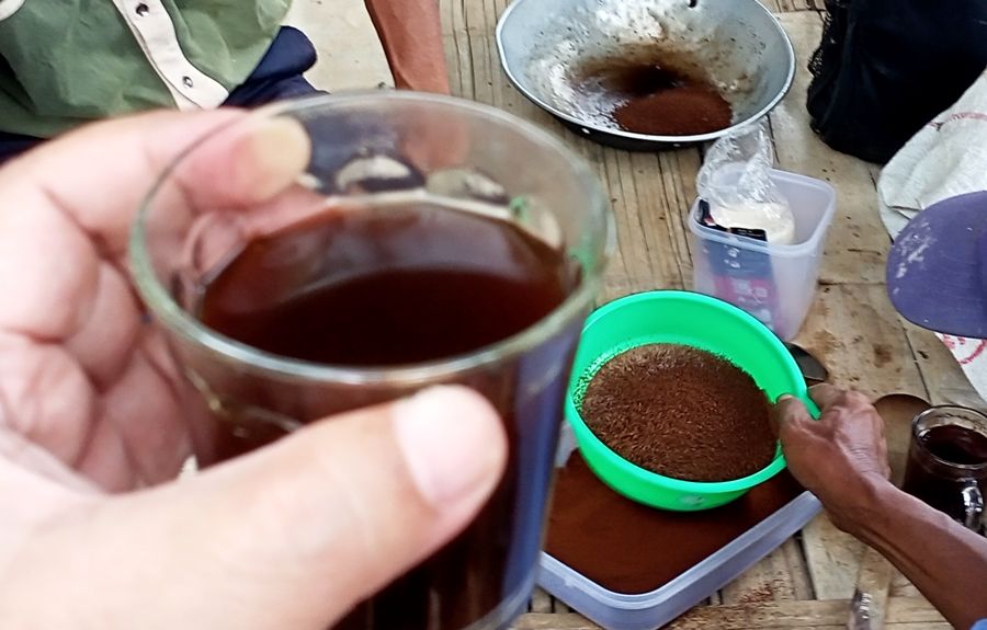 Menikmati minum kopi yang diolah dan disangrai ala kampung di KBB (Kabupaten Bandung Barat), Jawa Barat.