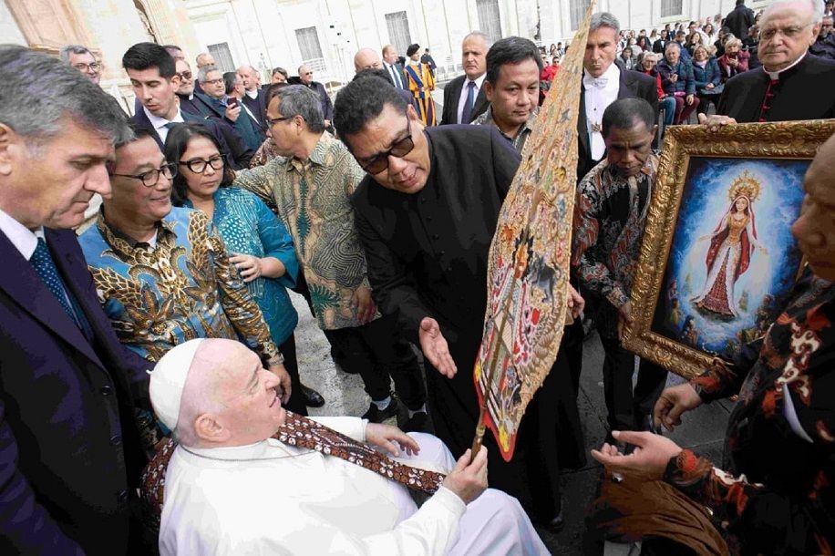 Paus Fransiskus memperhatikan Gunungan Wayang Kulit hadiah dari Raja Yogyakarta, Sri Sultan Hamengku Buwono X yang dibawa oleh Paguyuban Wartawan Katolik Indonesia (PWKI) di Vatikan, Rabu (16/11/2022). Foto: PWKI