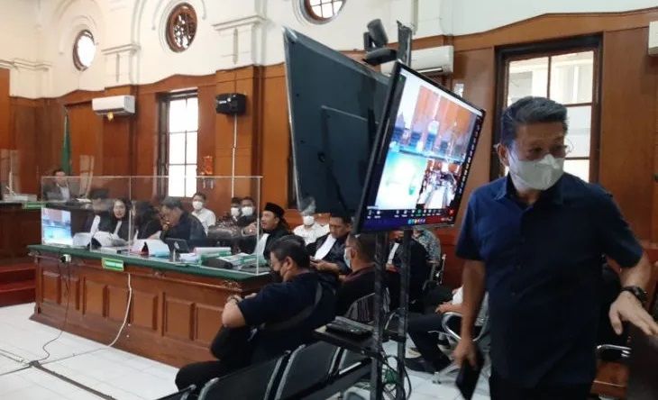Komisaris Utama sekaligus pemilik PT Bahana Line Freddy Sunjoyo hadir sebagai sebagai saksi di Pengadilan Negeri Surabaya, Senin, 30 Januari 2023 