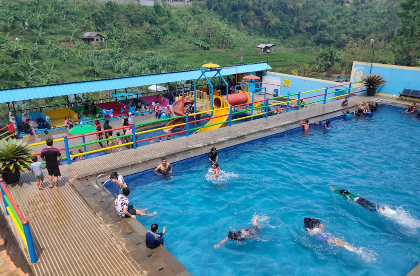 Pengunjung sedang menikmati kesegaran berendam di kolam renang Palalagon Park