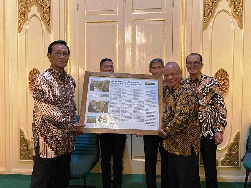 Sri Sultan HB X menerima kliping berita & foto kunjungan delegasi PWKI ke Vatikan di Kepatihan, Yogyakarta, Selasa (31/1/2023). Foto: PWKI
