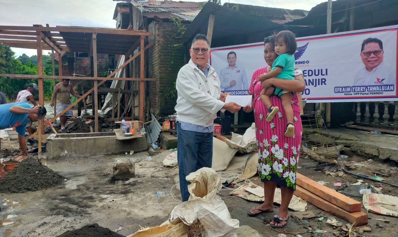 Ketua DPP Partai Perindo Bidang Sosial dan Kesra Yerry Tawalujan menyerahkan bantuan renovasi rumah kepada Resti Kino