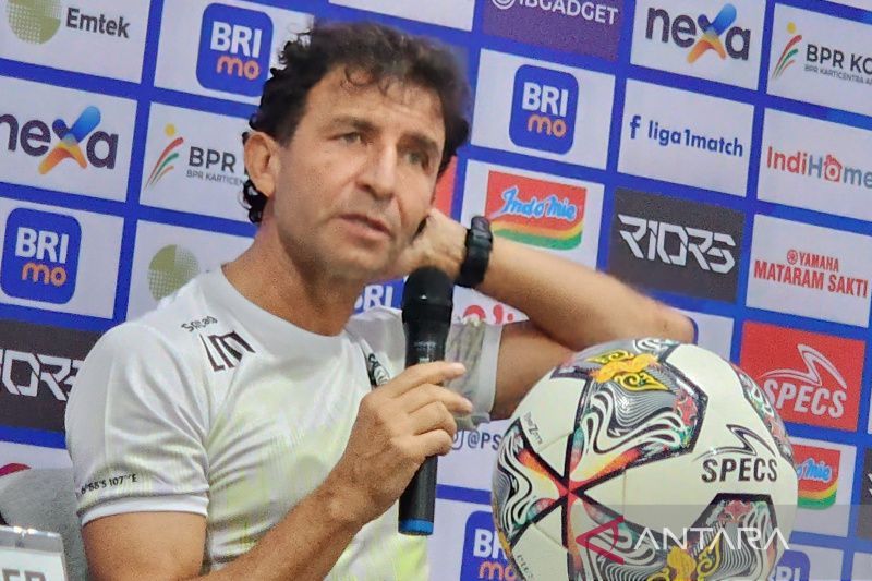 Pelatih Persib Bandung Luis Milla. 