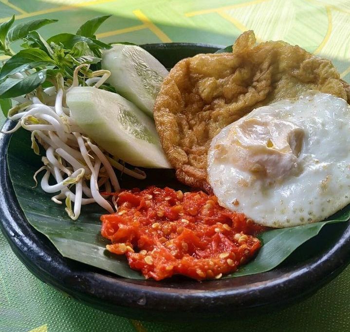 Menu telur penyet dengan sambal bawang menjadi salah satu menu andalan di Soto Bening Mbak Sri Purwodadi.