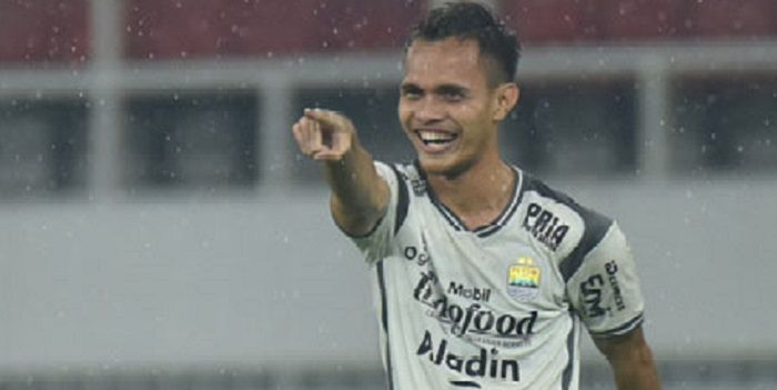 Rezaldi Hehanussa menciptakan assist dalam debut bersama klub barunya, Persib Bandung, saat menghadapi PSIS Semarang, Selasa 31 Januari 2023.*