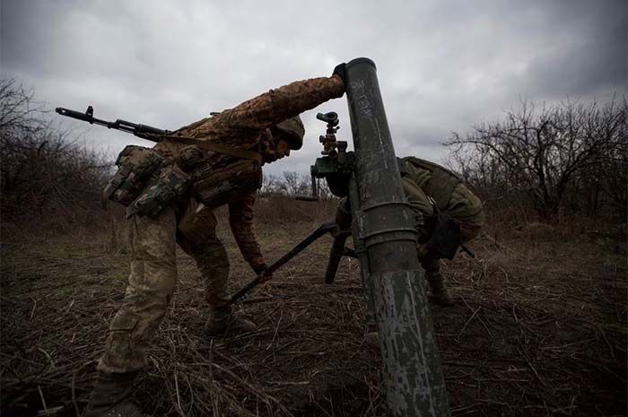 Prajurit Ukraina menyiapkan mortir untuk ditembakkan ke arah posisi pasukan Rusia, di tengah serangan Rusia ke Ukraina, di pinggiran Bakhmut, wilayah Donetsk, Ukraina 30 Desember 2022.