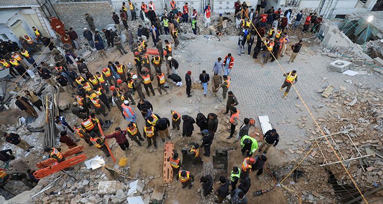 Petugas penyelamat mencari korban selamat di bawah atap yang runtuh, setelah ledakan bunuh diri di sebuah masjid di Peshawar, Pakistan 30 Januari 2023.