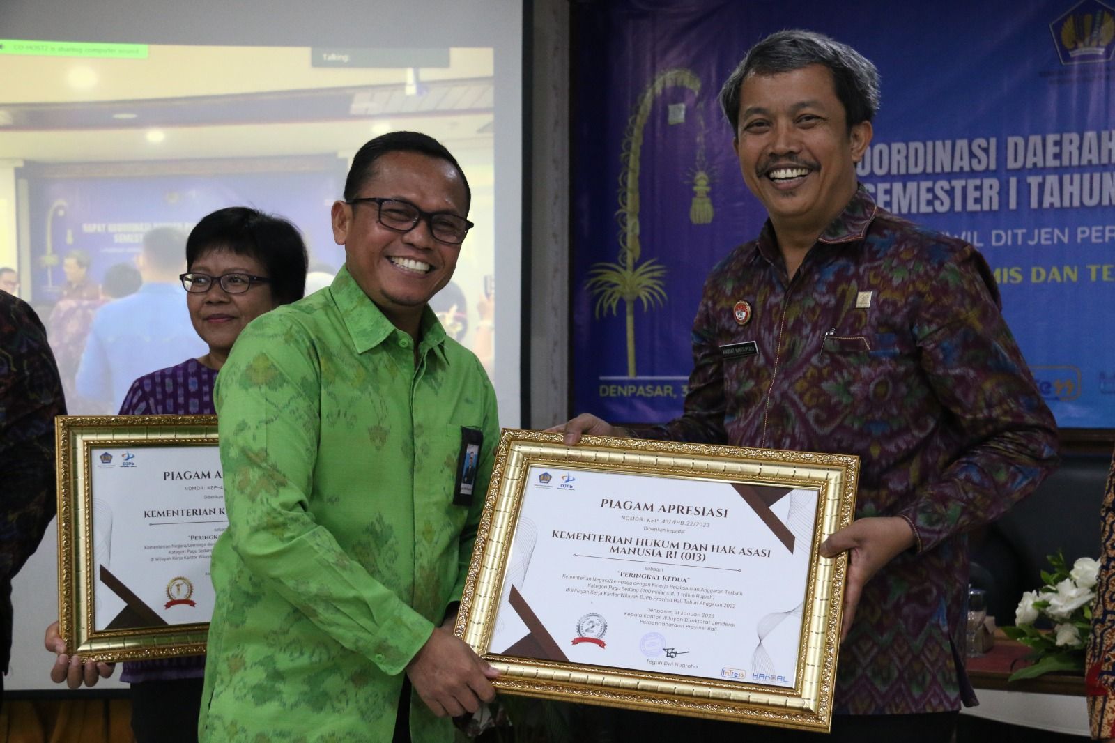 Kepala Kanwil Kemenkumham Bali saat menerima penghargaan dari Kanwil Dirjen Perbendaharaan Bali Selasa 31 Januari 2023.