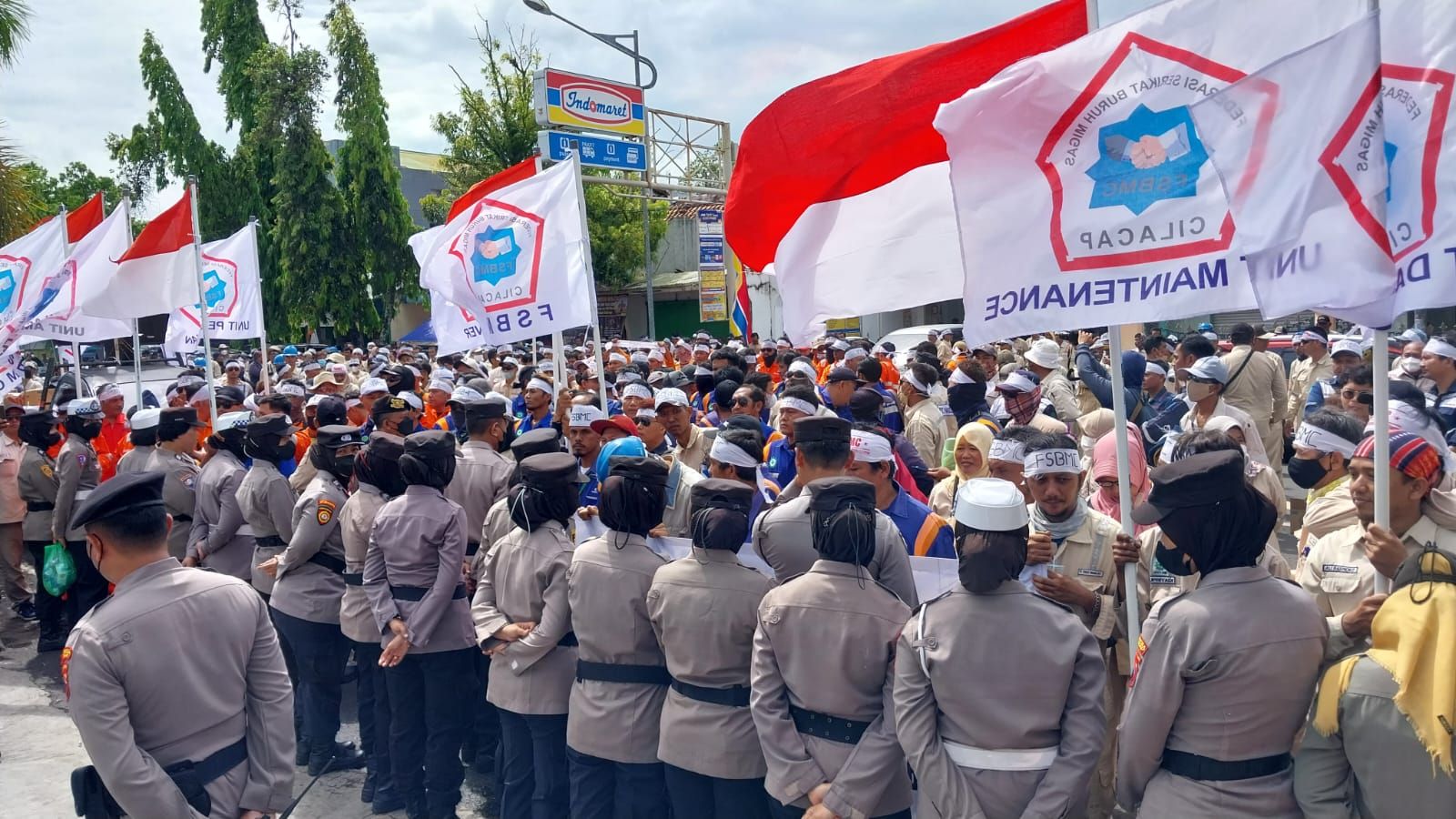 Ratusan Anggota Serikat Buruh Migas Cilacap Demo di Depan DPRD 31 Januari 2023, Kecewa Hasil Audiensi