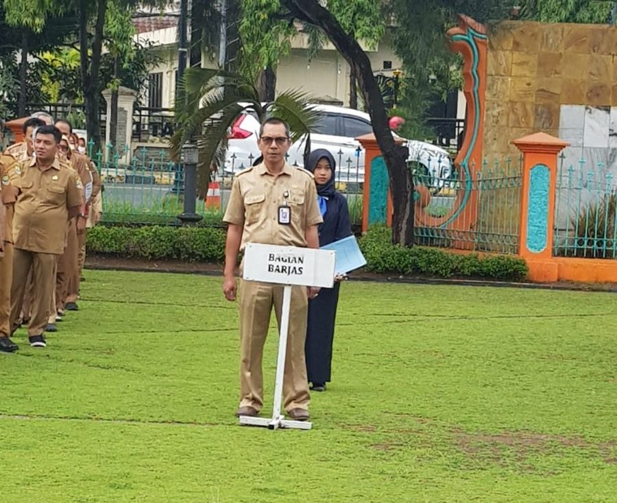 Seorang pegawai Bagian Barjas Pemkot Cilegon saat mengikuti apel pagi, Selasa 31 Januari 2023. 