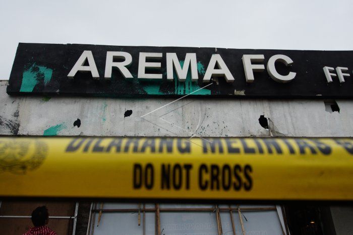 Kondisi Kantor Arema FC setelah diserang sekelompok pengunjuk rasa saat aksi lanjutan Arema Bersikap, Malang, Jawa Timur, Minggu (29/1/2023). Aksi yang berujung dengan perusakan Kantor Arema FC tersebut mengakibatkan tiga orang mengalami luka-luka. ANTARA FOTO/Irfan Sumanjaya/Zk/tom.
