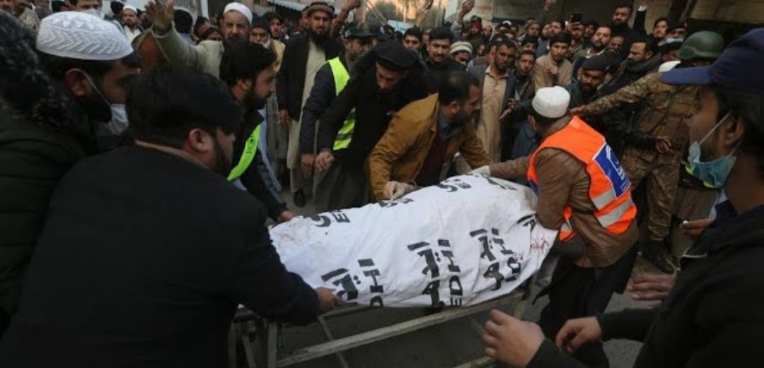 Evakuasi korban bom bunuh diri di Pakistan 