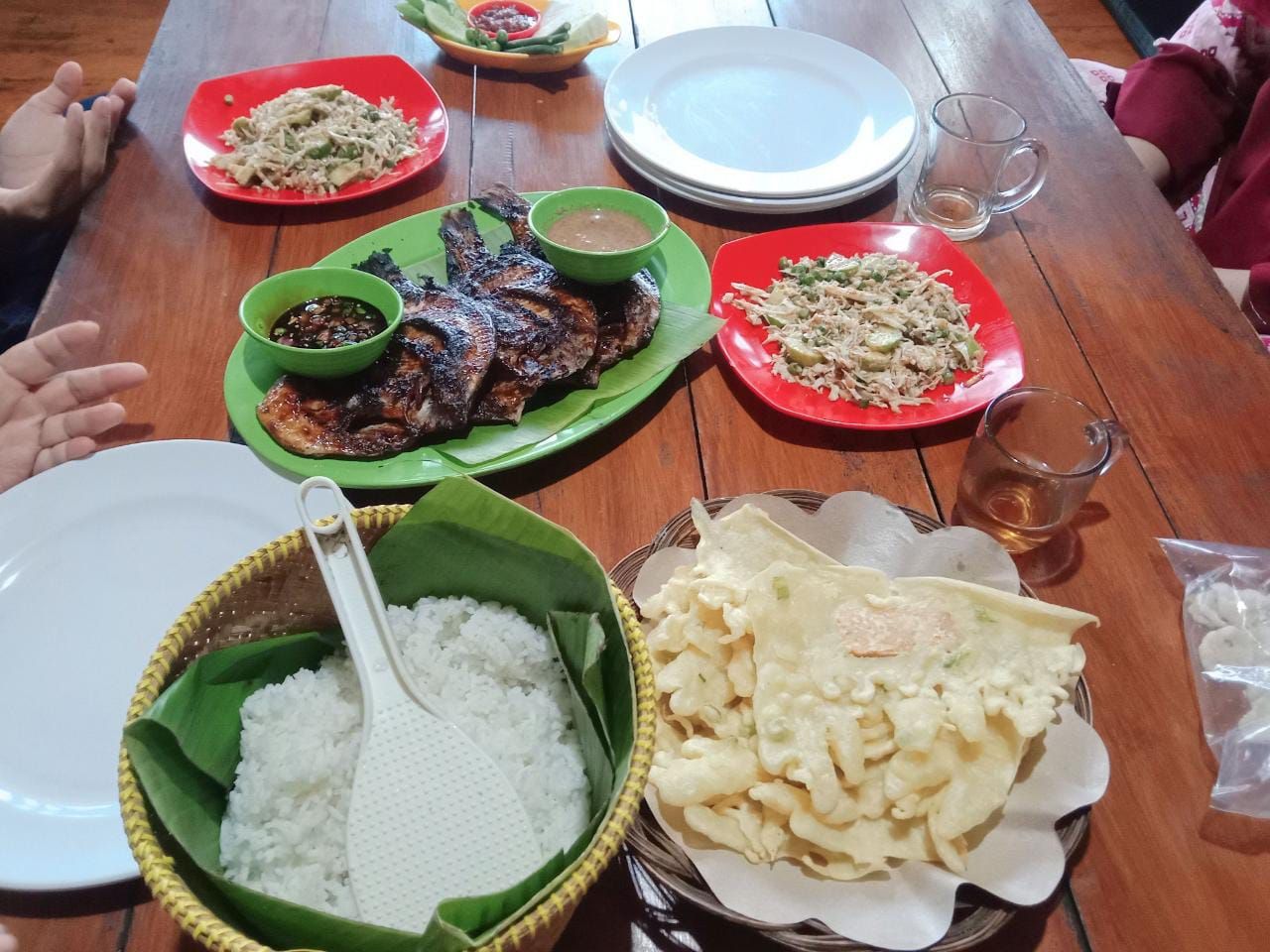 Berbagai sajian menu masakan khas Sunda di rumah makan Saung Adilla, Tasikmalaya.