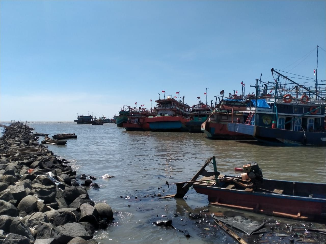 Spot mancing di Dermaga Pelabuhan Jongor Kota Tegal
