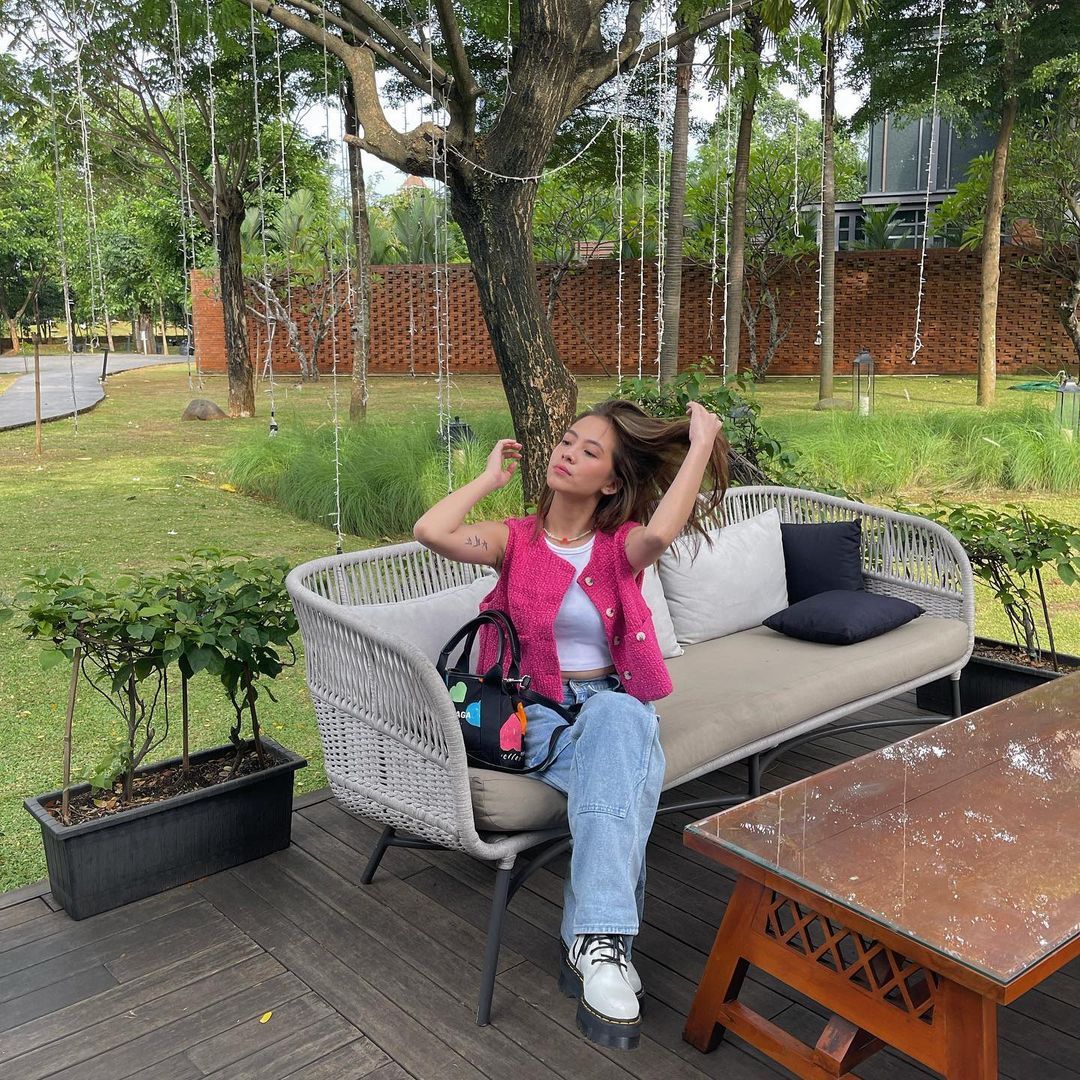 Potret Cantik Adhisty Zara Sedang Bersantai di Taman