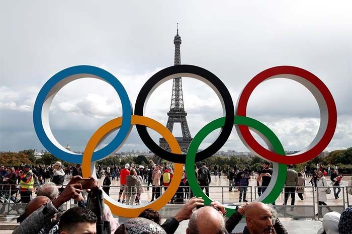 Cincin Olimpiade untuk merayakan pengumuman resmi IOC bahwa Paris memenangkan tawaran Olimpiade 2024 terlihat di depan Menara Eiffel di alun-alun Trocadero di Paris, Prancis, 16 September 2017.