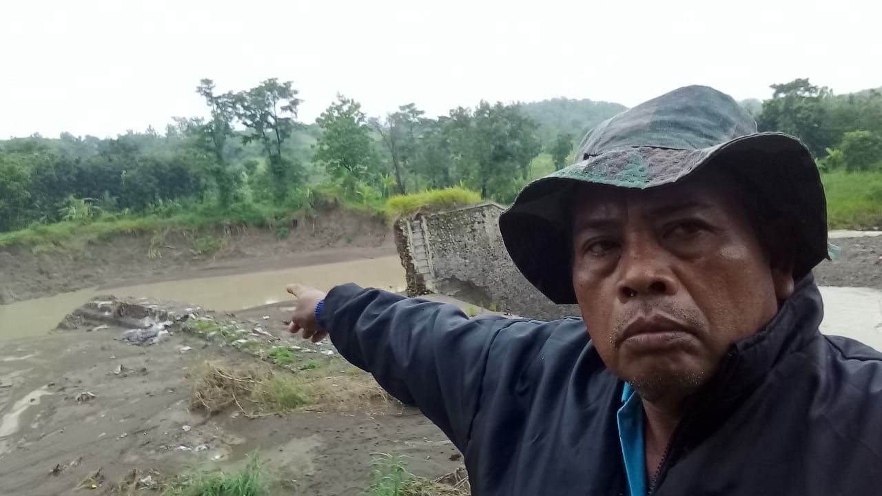 Petani Ujungjaya Sumedang  menunjukkan Bendungan Cariang peninggalan Belanda yang jebol 3 tahun lalu. Petani di Ujungjaya prihatin karena jebolnya bendungan berdampak pada penurunan produksi padi.