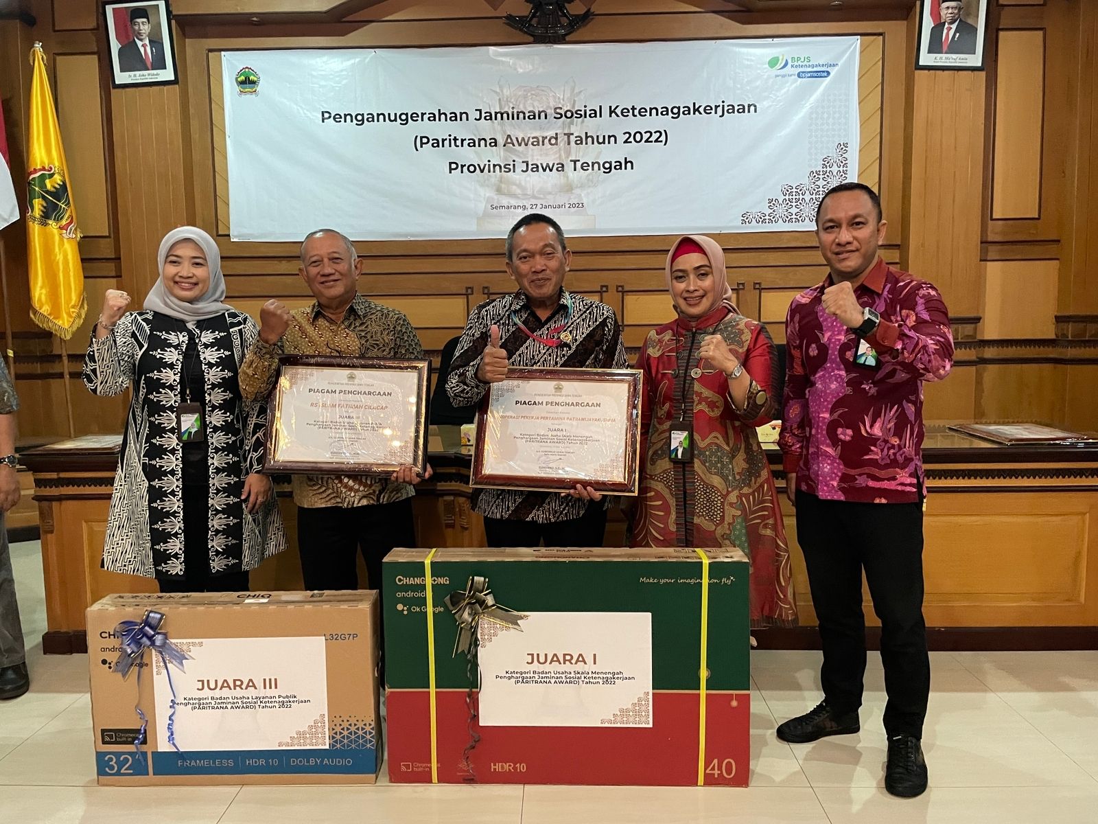 Kepala BPJS Ketenagakerjaan (BPJAMSOTEK) Cilacap Dewi Manik Imannury mendampingi  Koperasi Patra Wijaya Kusuma dan RSI Fatimah Cilacap yang juara Penganugerahan Paritrana Award 2022.