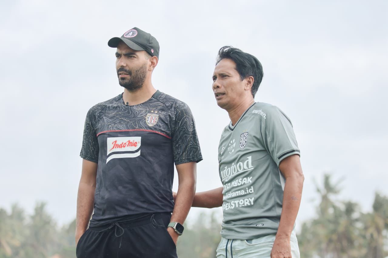 Eks gelandang Bali United dan Persib Bandung Marcos Flores saat berbincang dengan Pelatih Bali United Youth I Made Pasek Wijaya di Training Center Bali United