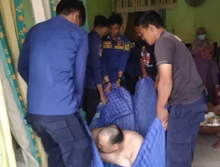 Pria obesitas di Bogor diavakuasi petugas Damkar ke rumah sakit.