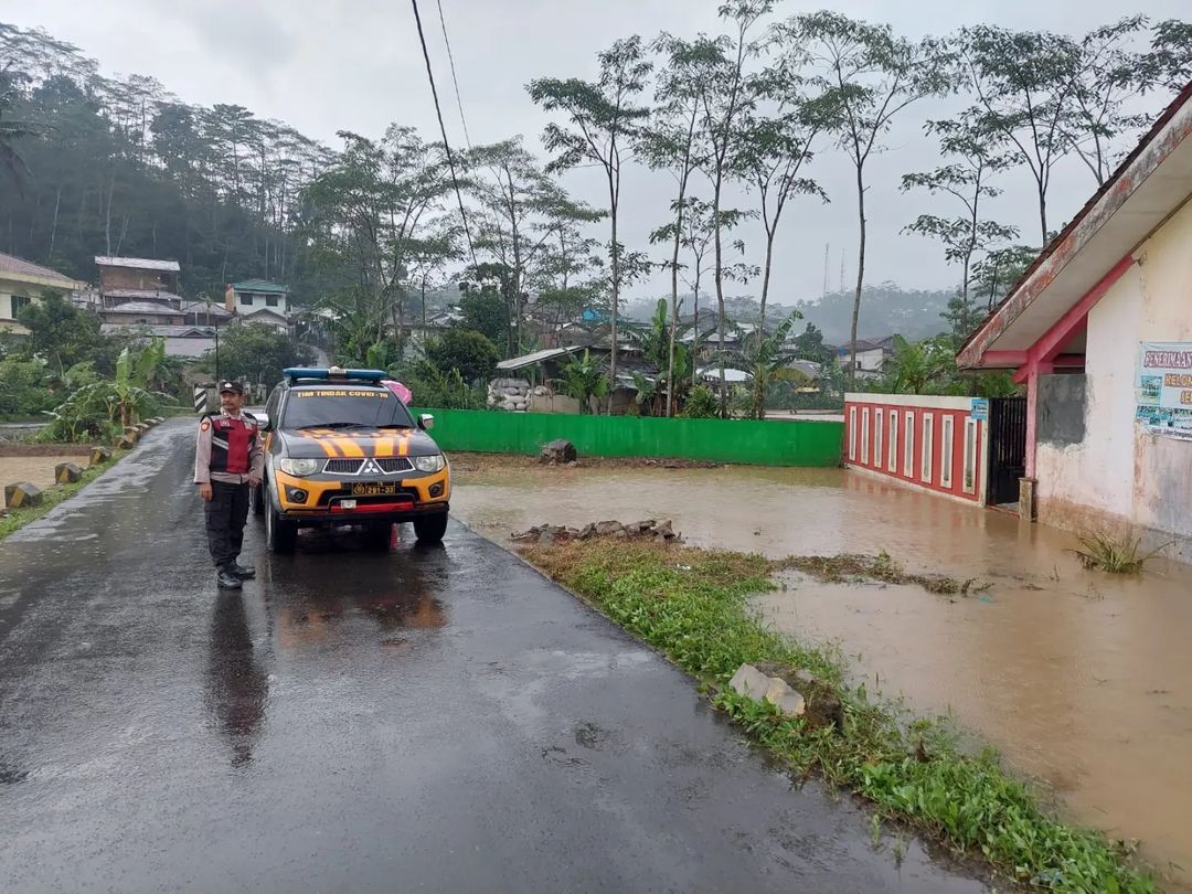 Polsek Karangreja mengecek banjir Sungai Laban