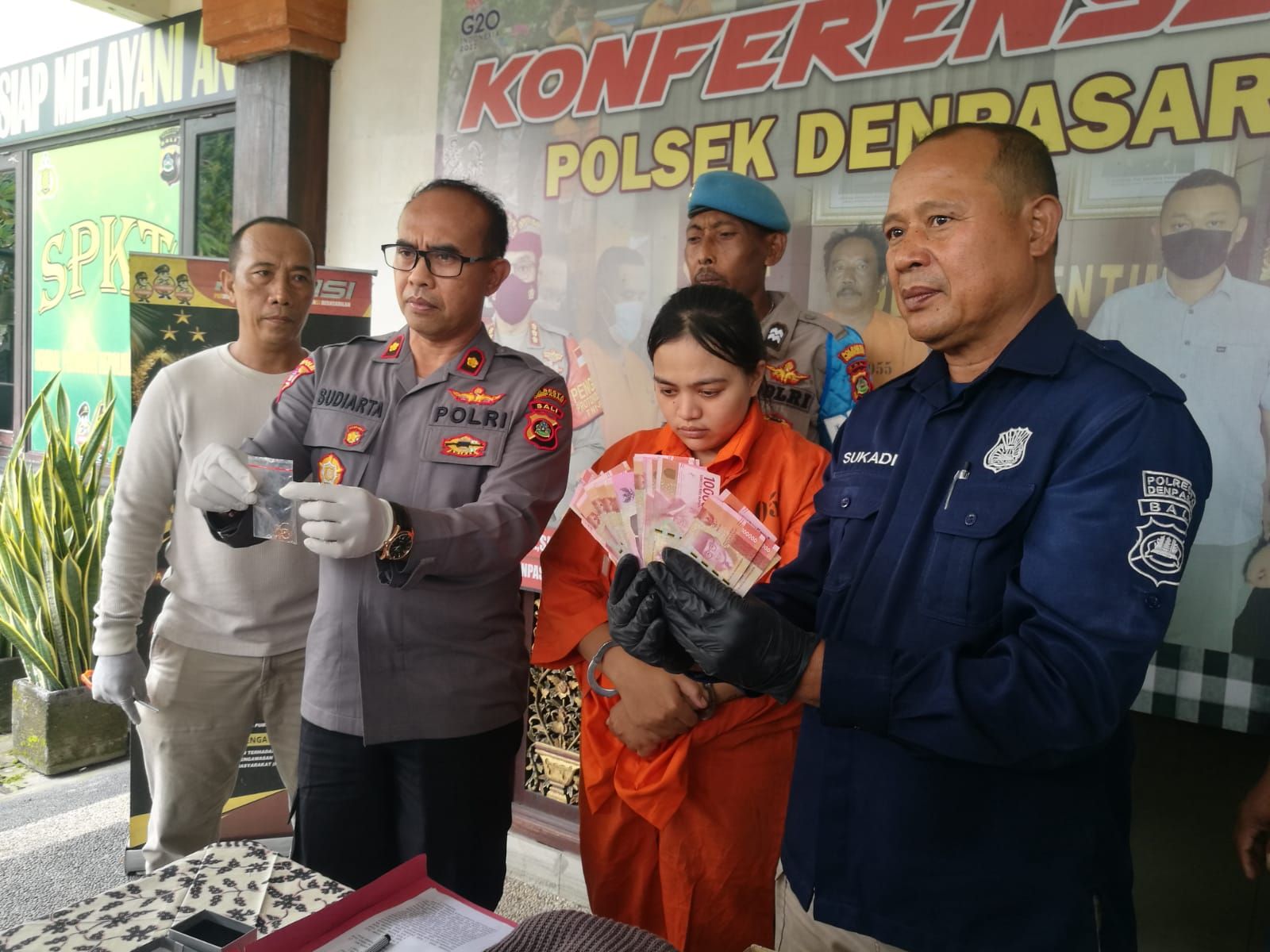 Eks pekerja cafe yang tengah hamil muda dihadirkan dalam rilis pengungkapan kasus di Polsek Denpasar Timur