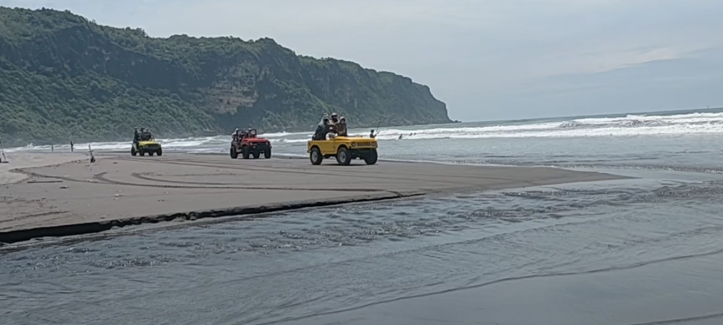 Bagi wisatawan yang datang bermain jeep dengan beberapa jeep sekaligus, bisa meminta supir untuk balapan di pasir yang ngeri-ngeri sedap./DeskJabar.com/Dicky Harisman/