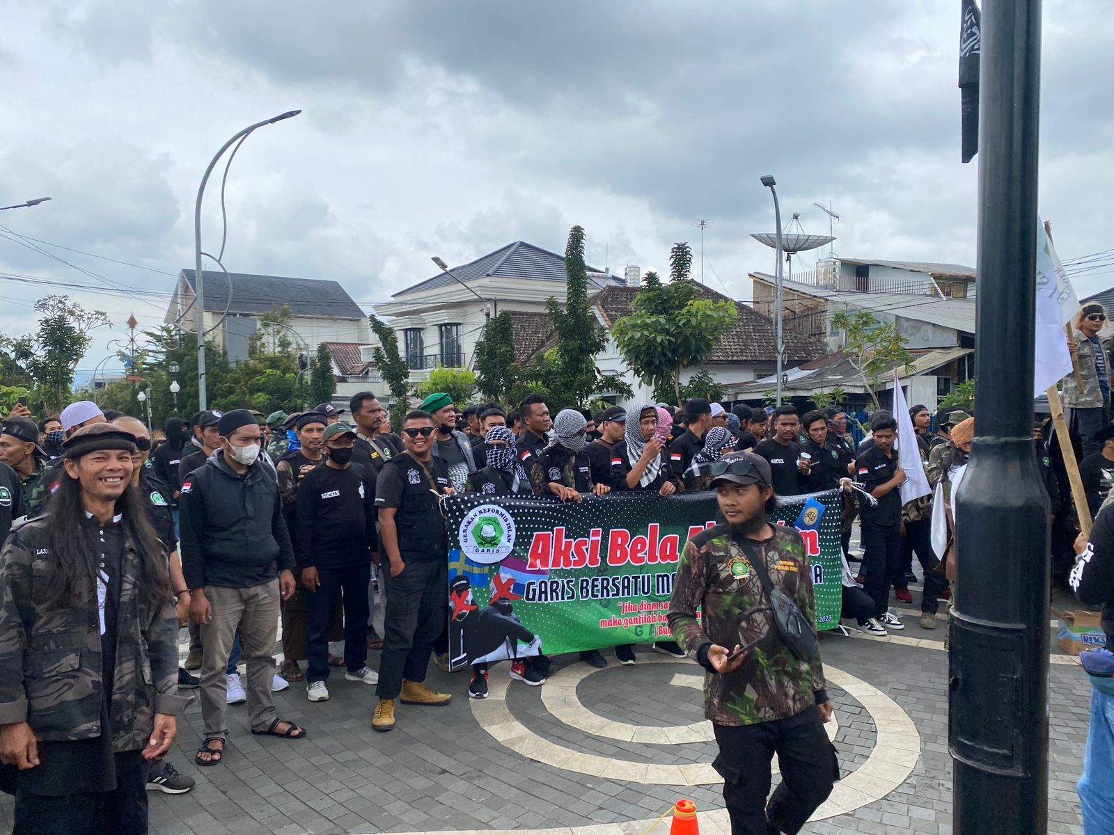 Demo Protes Pembakaran Al Qur'an Di Swedia Juga Menggelora Di Balai ...