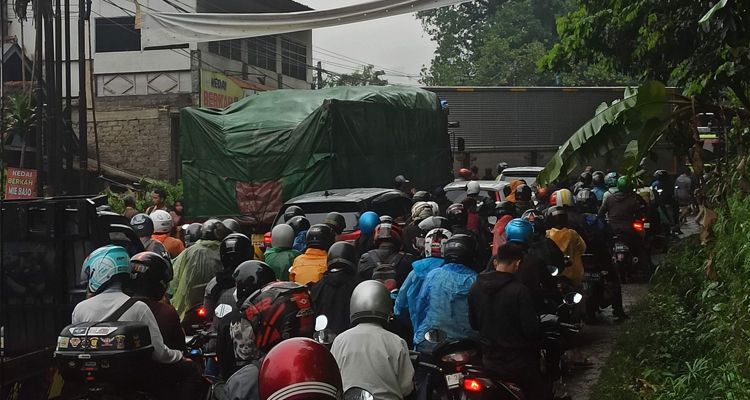 Truk tabrak warung di Jalan Raya Cipatat Kabupaten Bandung Barat, Rabu 1 Februari 2023 sore. Lalin macet total