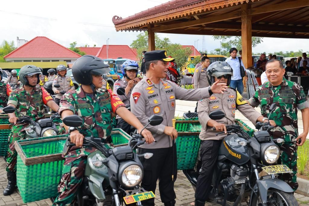 Kapolda DIY dan Danrem 072/Pamungkas mendistribusikan bantuan makanan sehat untuk mengatasi permasalahan stunting di Taman Budaya Gunungkidul, Rabu 1 Februari 2023.