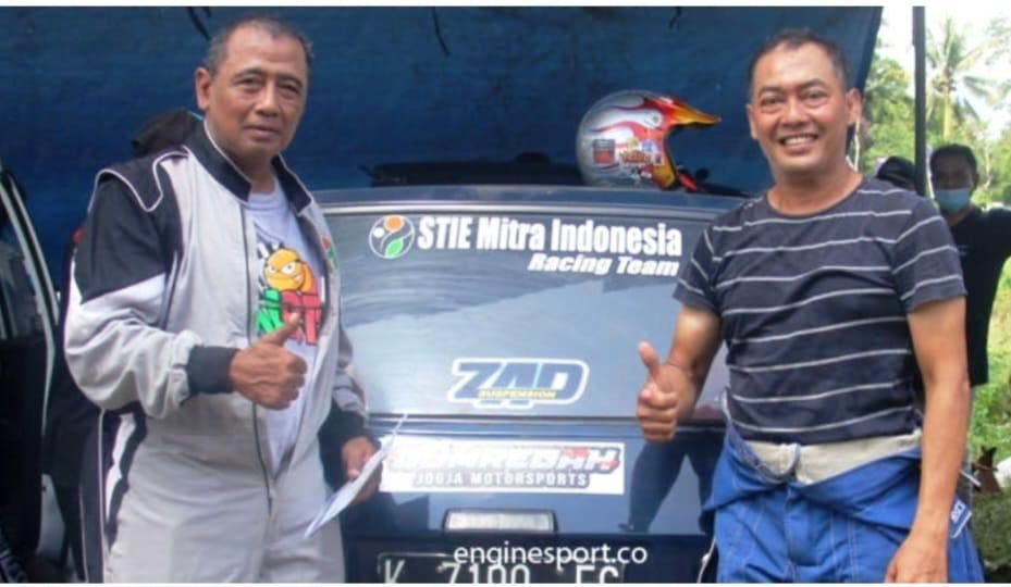 Pembina STIE Mitra Indonesia Rally Team (SMIRT), Agus Ambaryanto bersama perally dari Jogja Satya Sunarso. 