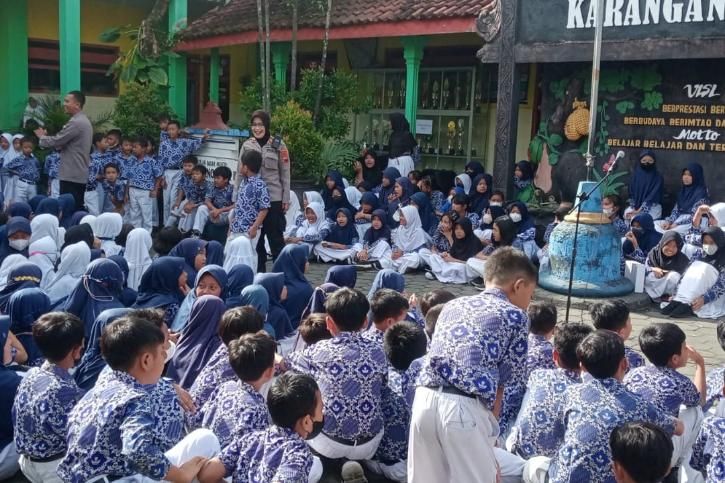 Sosialisasi aparat kepolisian kepada siswa SDN 1 Jungke, kabar percobaan penculikan anak di sekolahan tersebut tidak benar alias hoaks