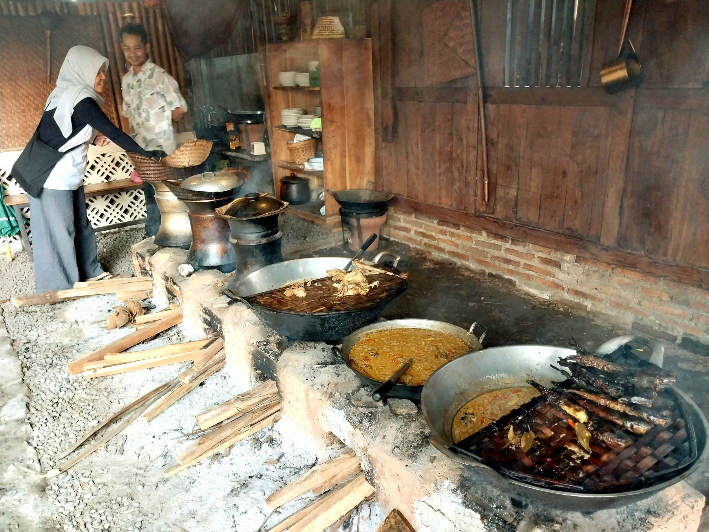 Warga mengambil makanan di Pawonku, Sumbang Banyumas. Warung Makan Keluarga di Purwokerto Bernuansa Alam dengan Masakan Rumahan serta Tempat Tradisional.*