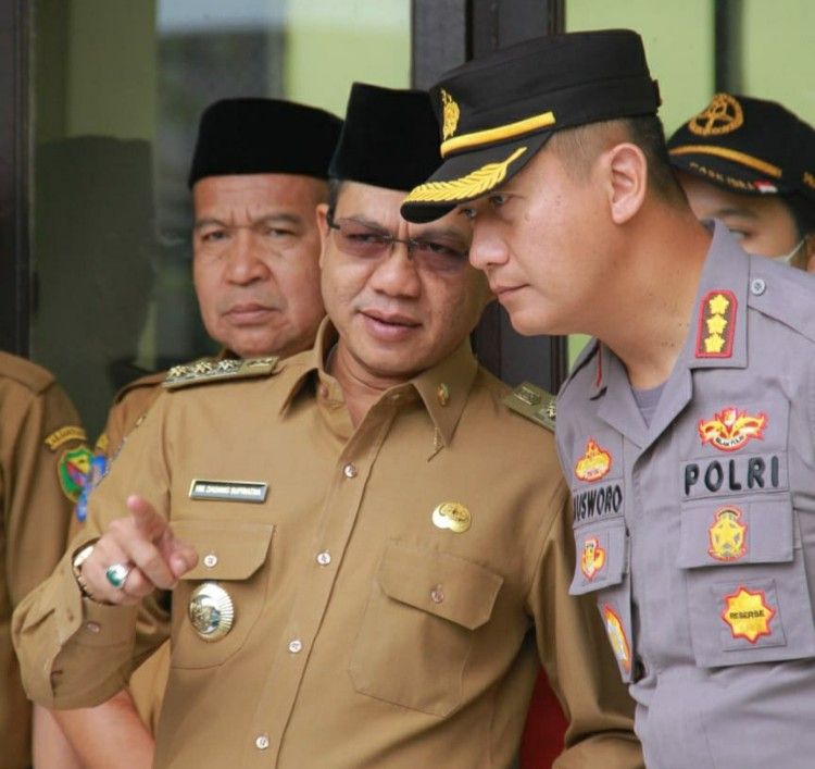 Kapolresta Bandung Kombes Kusworo Wibowo (katuhu) jeung Bupati Bandung Dadang Supriatna