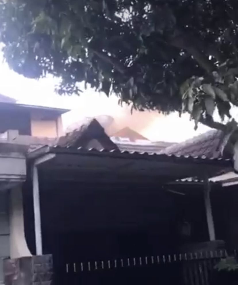 Kebakaran rumah lantai 2 di Surabaya