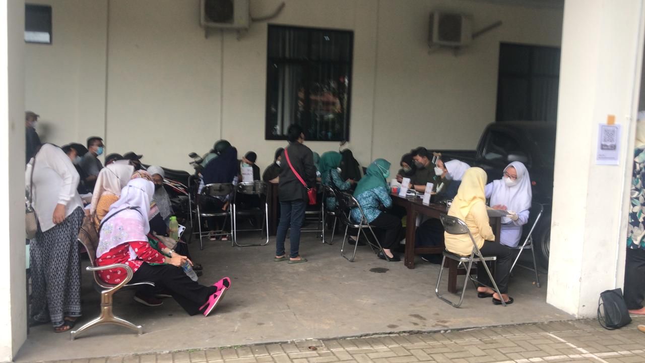 Pemeriksaan kesehatan  calon pantarlih di Kantor Kecamatan Cibeunying Kidul, Kota Bandung.