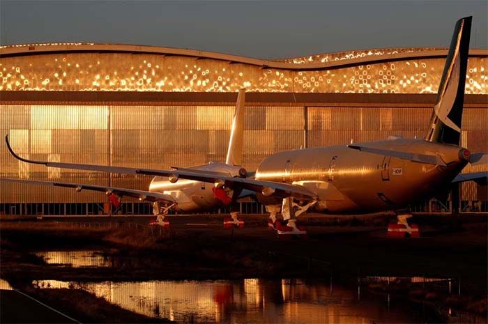 Pesawat penumpang A350 terlihat diparkir di pabrik Airbus di Blagnac dekat Toulouse, Prancis, 18 Juni 2020. Foto diambil pada 18 Juni 2020.