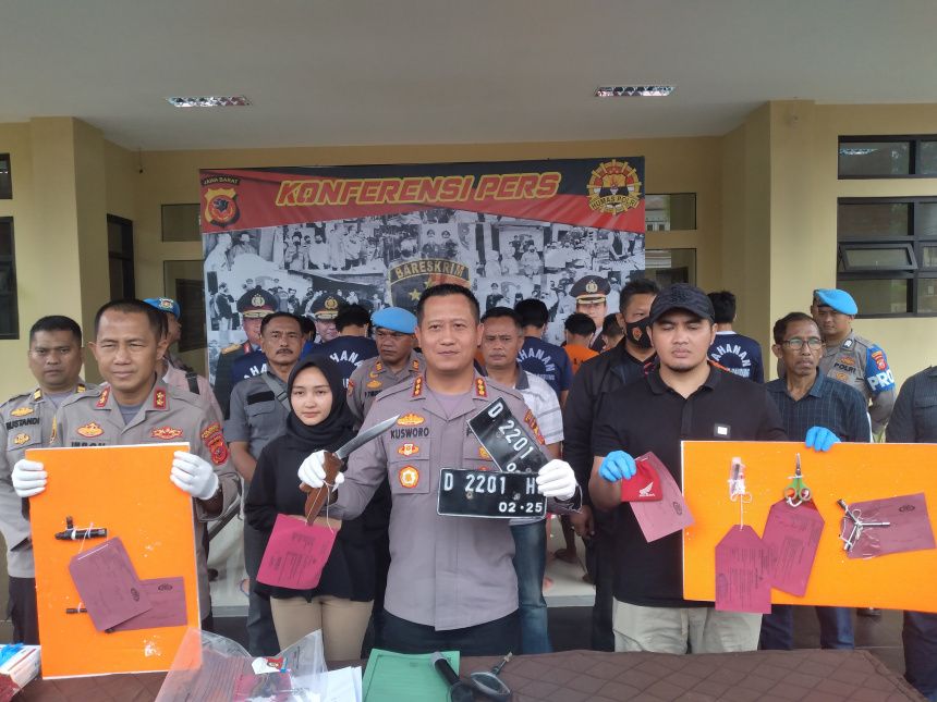 Kombes Pol Kusworo Wibowo bersama jajaran menunjukkan sejumlah barang bukti dari tangan tersangka saat konferensi pers kasus pencurian kendaraan bermotor di Mapolresta Bandung, Rabu 1 Januari 2023