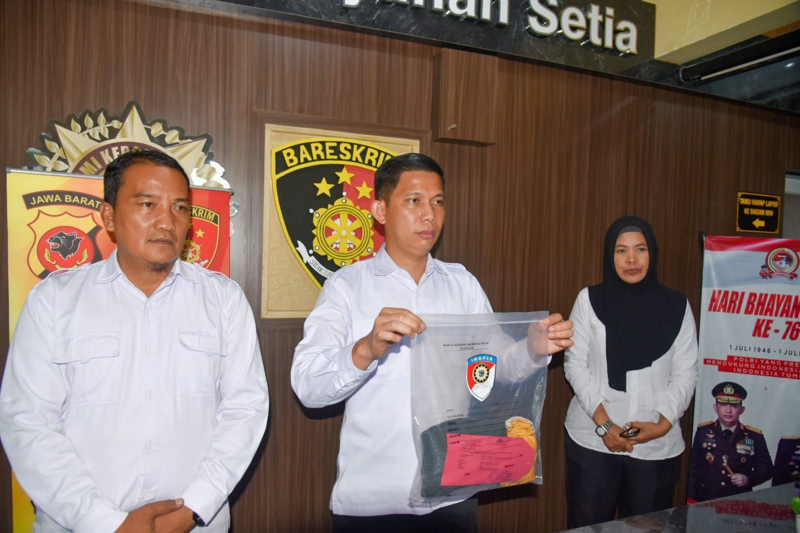 KASAT Reskrim Polresta Cirbeon, Kompol Anton menunjukan barang bukti kasus asusila yang korbannya merupakan ponakannya sendiri, Rabu (1/2/2023).*