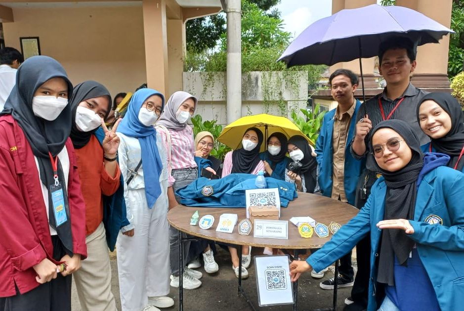 SEJUMLAH mahasiswa perwakilan dari berbagai perguruan tinggi negeri maupun swasta se-Jawa menggelar Univ Day SMA Negeri 3 Kuningan yang digagas guru BK sekolah setempat.*
