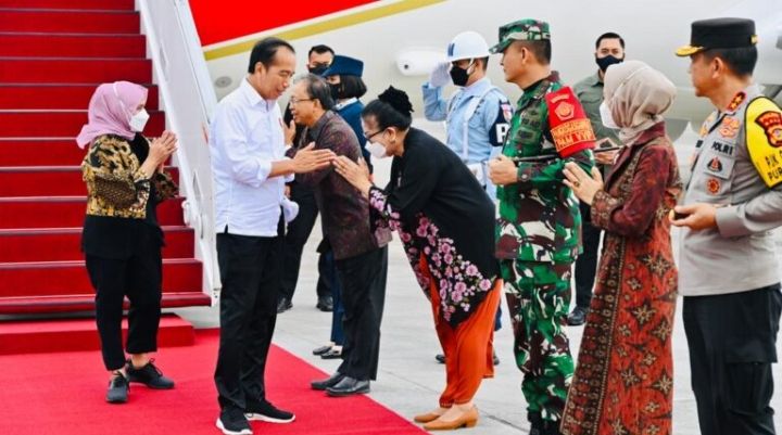 Presiden Joko Widodo bersama Ibu Iriana Joko Widodo tiba di Bandara Internasional I Gusti Ngurah Rai, Kabupaten Badung, Provinsi Bali, dengan menggunakan Pesawat Kepresidenan Indonesia-1, Rabu, 1 Februari 2023, pukul 16.50 WITA