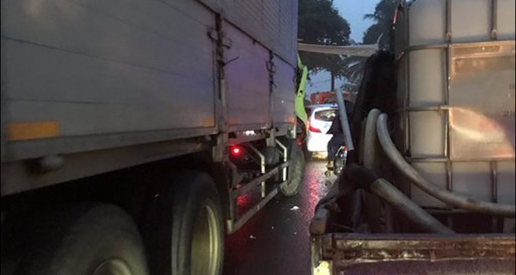 Jalan Raya Bandung - Cianjur macet panjang malam ini, Rabu 1 Februari 2023. Ada truk yang kecelakaan di Jalan Raya Cipatat.