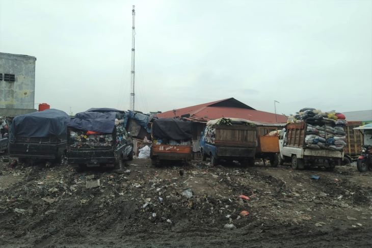 Sudah tiga malam mobil sampah bermalam di TPS Pasar Gedebage Kota Bandung akibat truk sampah tidak pasti jadwal pengangkutan.