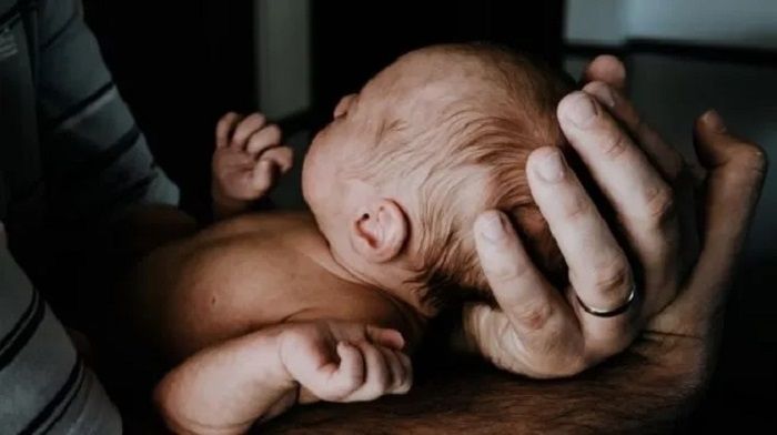 Ilustrasi bayi meninggal dunia - Karena lelah, seoranng ibu terlelap tidur ketika menyusui, tapi syok saat terbangun bayinya sudah tak gerak-gerak lagi "Anakkuuu!"