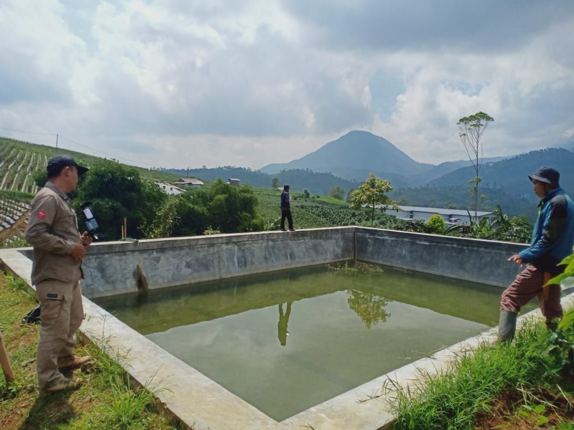 Lokasi embung air di Desa Mekarwangi, Kecamatan Sindangkerta, KBB (Kabupaten Bandung Barat) untuk pengairan persiapan musim kemarau 2023 di Jawa Barat.
