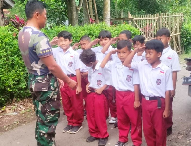 Sertu Karsimin, Babinsa Koramil 06 Kersana Kodim 0713 Brebes masih terus melakukan pembinaan terhadap generasi bangsa di desa binaannya