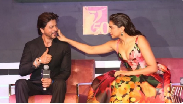 Kemesraan antara Shah Rukh Khan dan Deepika Padukone saat gelaran Konferensi Pers Pathaan. 
