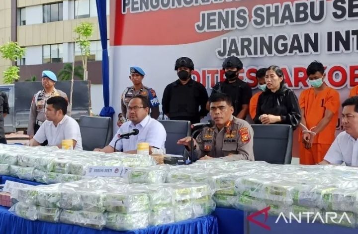 Kabid Humas dan Direktur Narkoba Polda Riau saat pengungkapan kasus 276 kilogram sabu. 