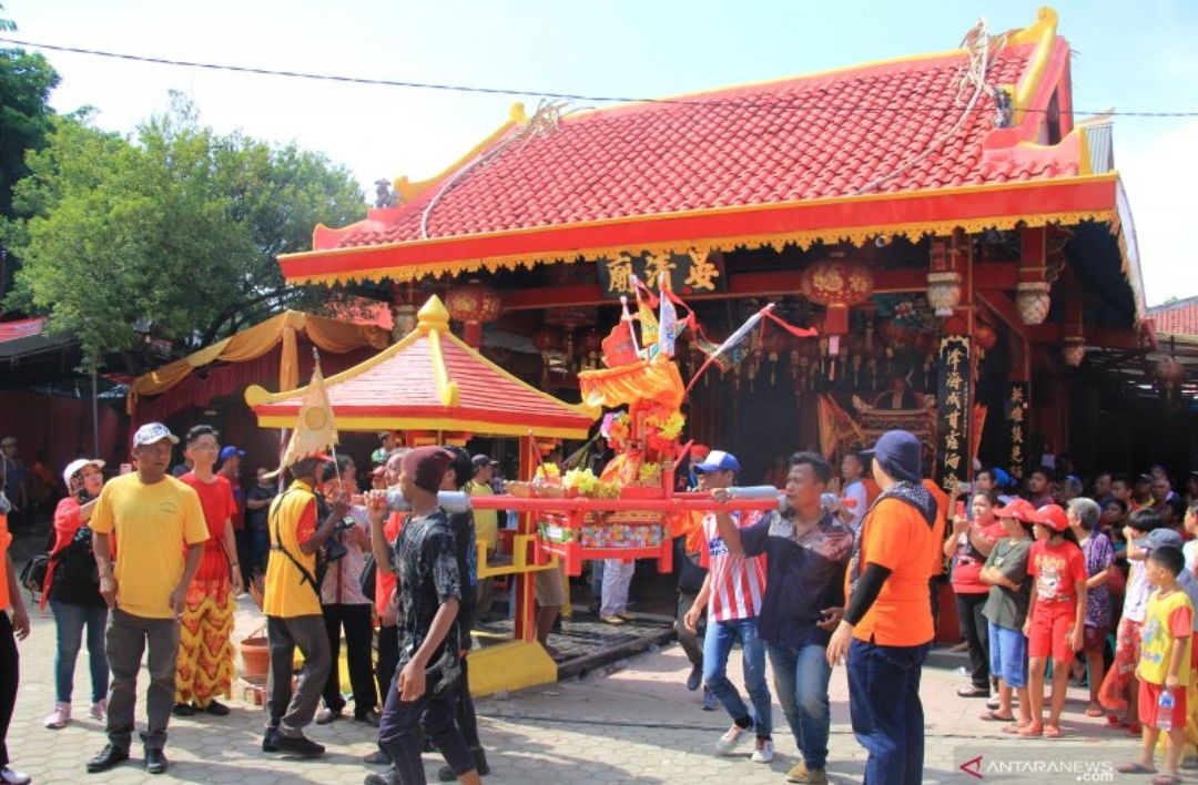 Sejumlah warga keturunan Tionghoa mengarak patung Kong Cho Lok Waya saat perayaan Cap Go Meh di Indramayu, Jawa barat, beberapa tahun lalu